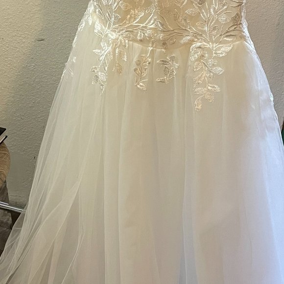 Wedding Dress - Picture 5 of 8